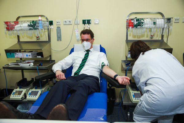 UKM Blutspende | Ministerpräsident in der Blutspende